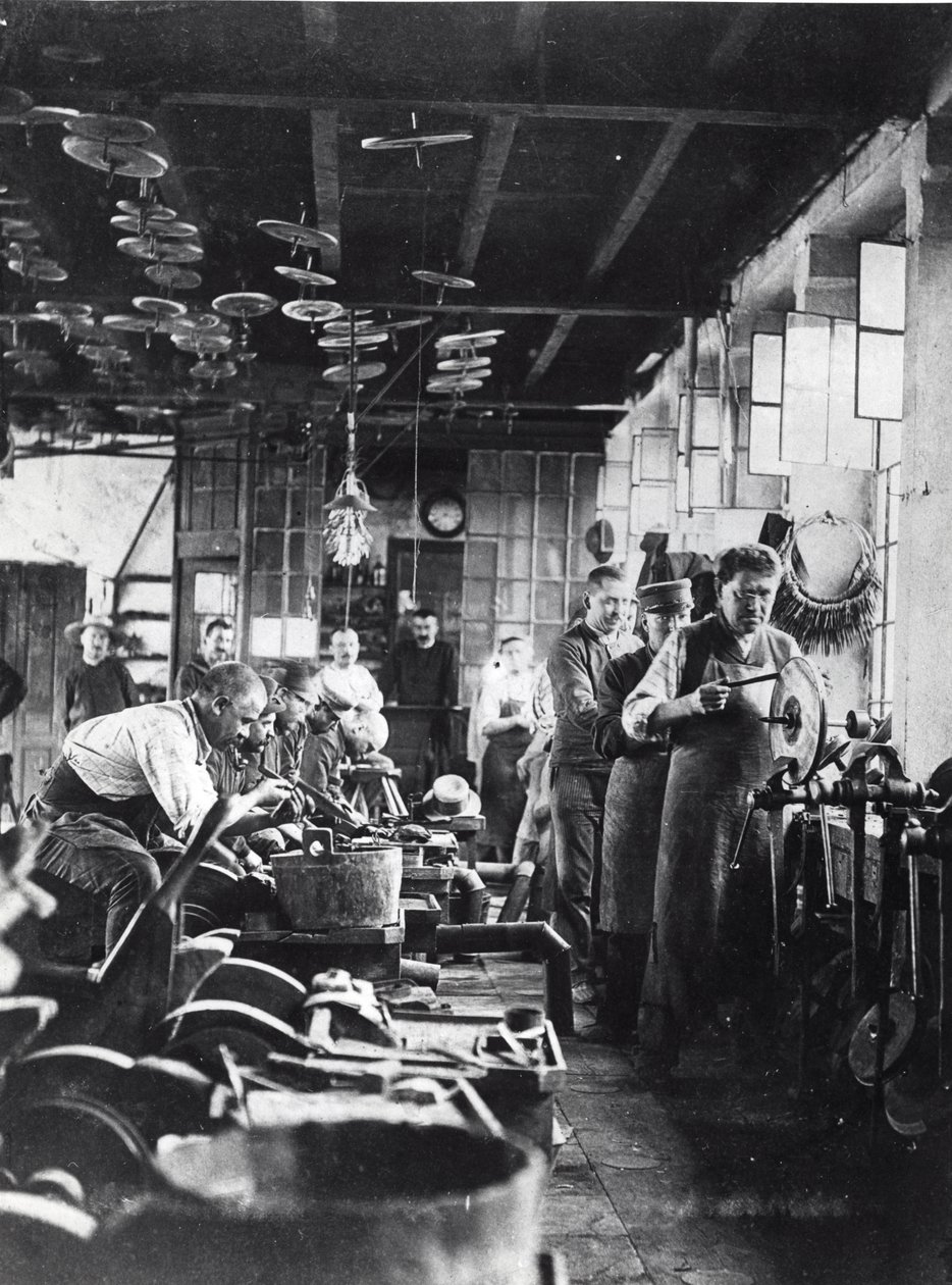 Bestickare på jobbet i verkstaden, Frankrike, sent 1800-tal (s/v foto) av French Photographer
