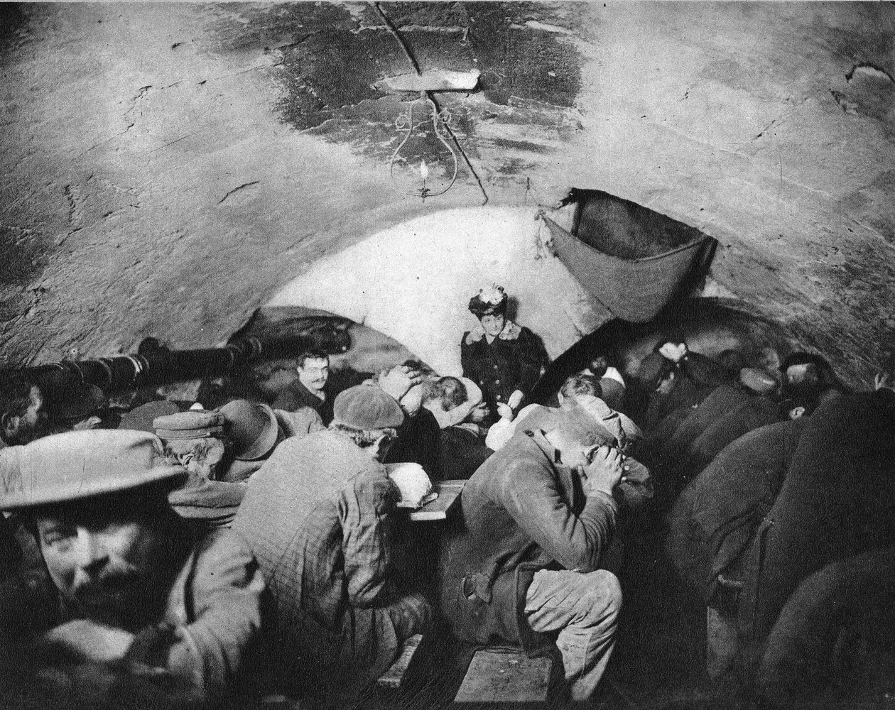 Det dagliga livet för Paris bums, tar sin tillflykt till valv. Fotografi, sent 1800-tal, Paris. Coll. Selva. av French Photographer