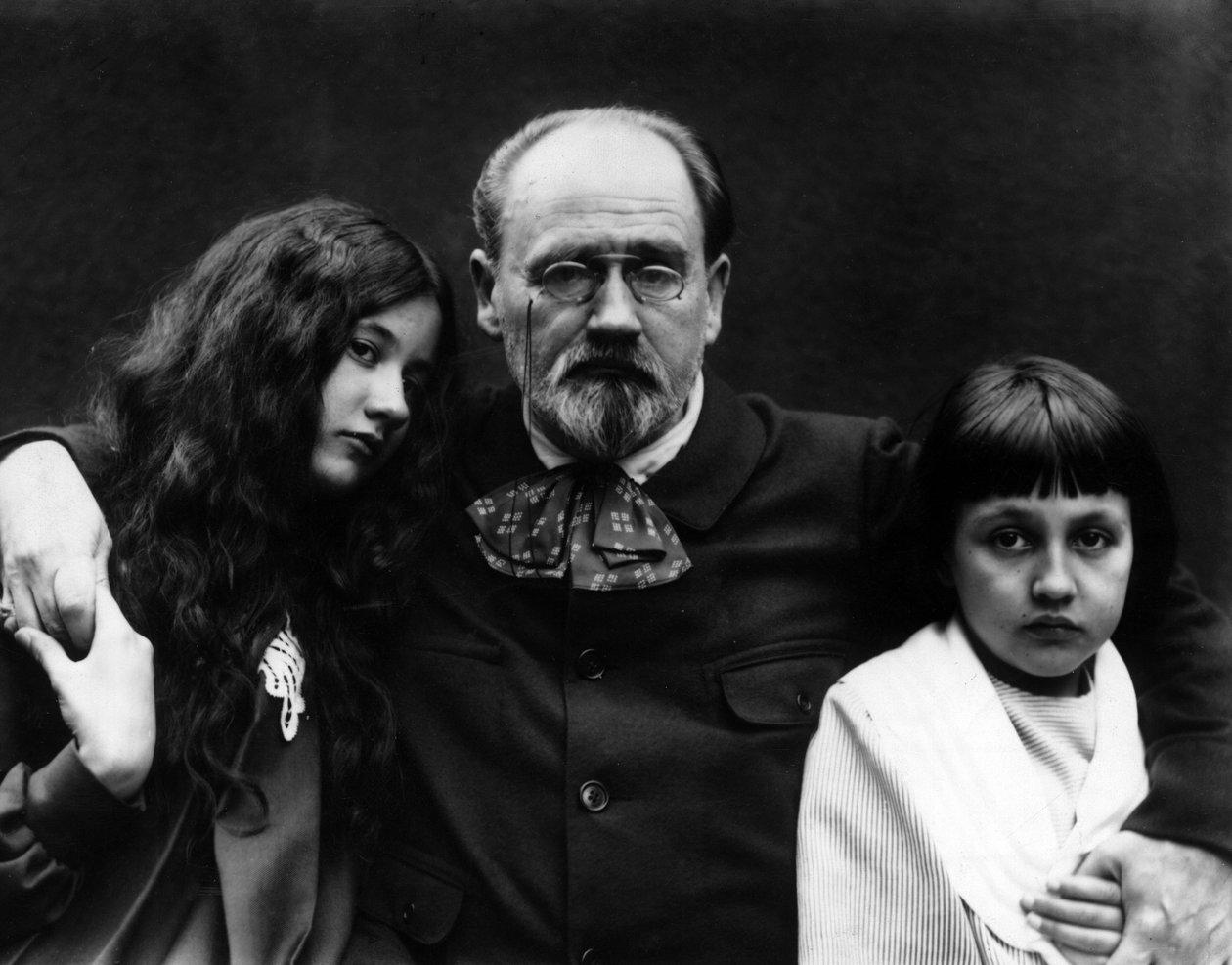 Emile Zola (1840-1902), författare och fransk journalist, i trädgården till Verneuil-sur-Seine (Yvelines) med sina barn Denise och Jacques. - Emile Zola (1840-1902), fransk författare och journalist, i hans hem av Verneuil-sur-Seine (Yvelines) och hans ch av French Photographer