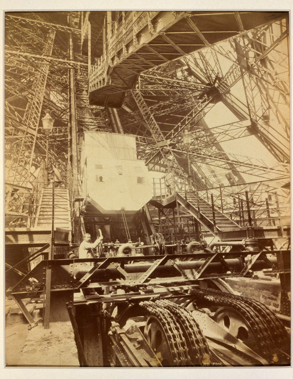 Utrustning för att driva hisssystemet på Eiffeltornet, c.1888 av French Photographer