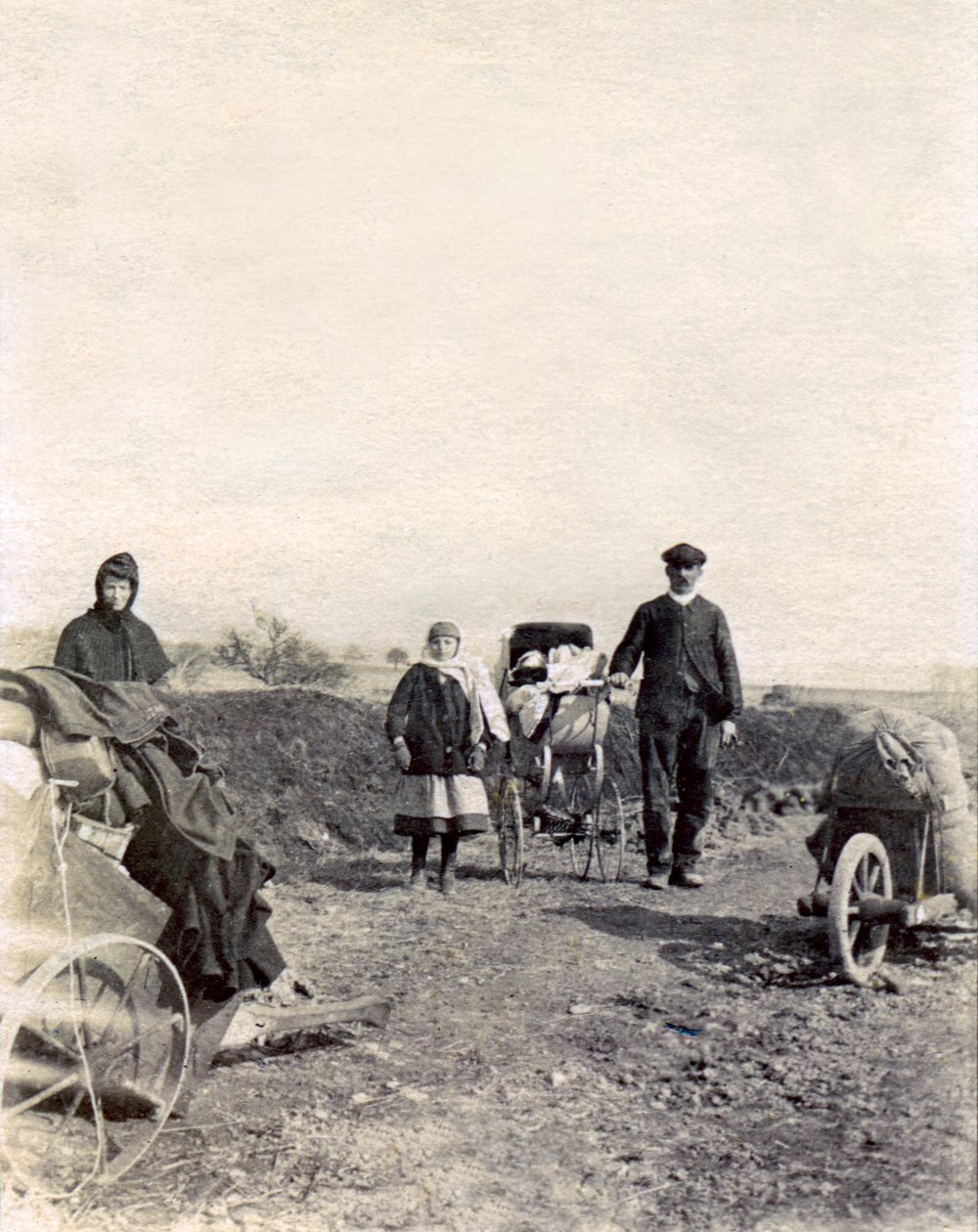En bondefamilj flyr undan striderna, nära Boulogne-la-Grasse av French Photographer