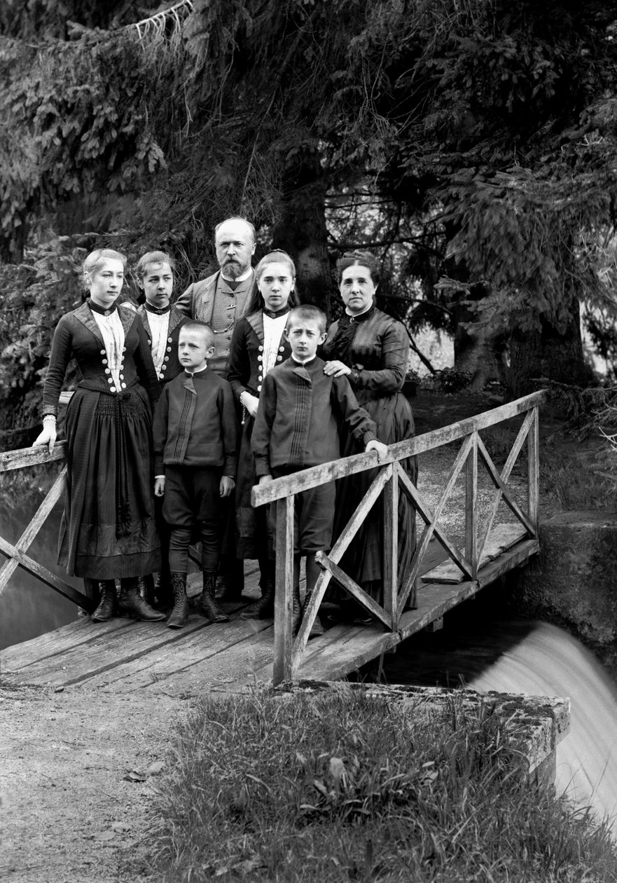 Familj av stadsbor, poserar i sin trädgård, nära Bourmont i Haute-Marne (Haute Marne), cirka 1880. Ducos Collection. av French Photographer