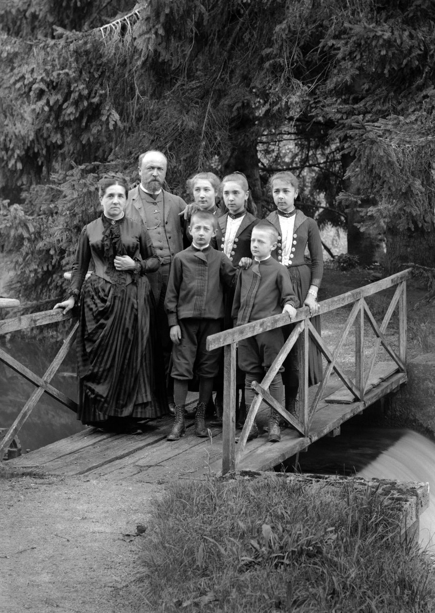 Familj av stadsbor som poserar i sin trädgård, nära Bourmont i Haute-Marne (Haute Marne), cirka 1880. Fotografi. Ducos samling. av French Photographer