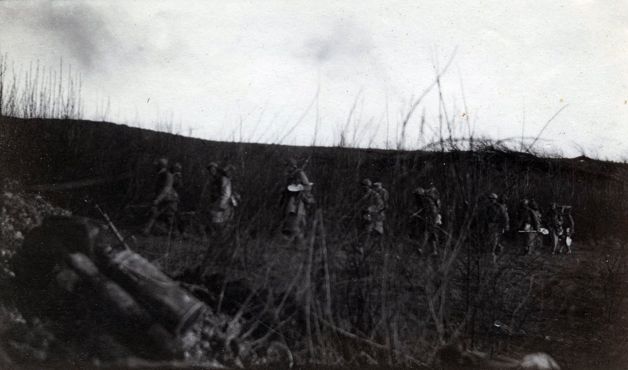 Första världskriget (1914-1918): en grupp soldater som marscherar mot Rocour (Saint Quentin) (Aisne) av French Photographer