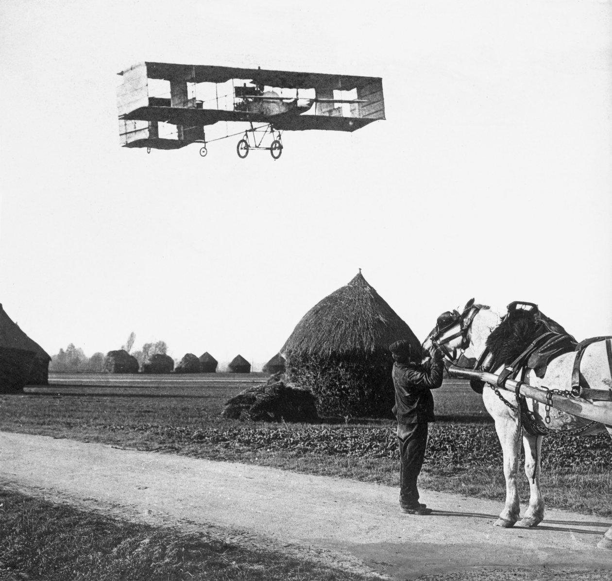 Flyg av Henri Farman (1874-1958) från Chalons till Reims, 1908 av French Photographer