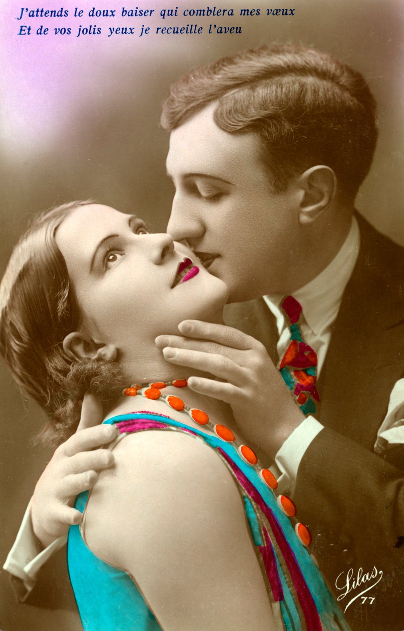 French Couple Kissing, c.1920 (handfärgat silvertryck) av French Photographer