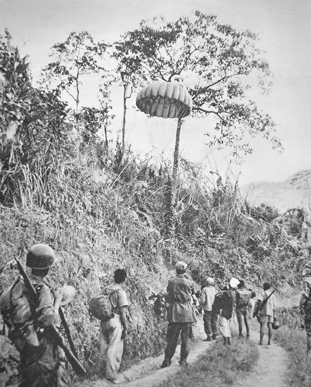 Franska och vietnamesiska soldater hämtar förnödenheter som hoppade i fallskärm till dem under belägringen av Dien Bien Phu, november 1953-maj 1954 (s/v foto) av French Photographer