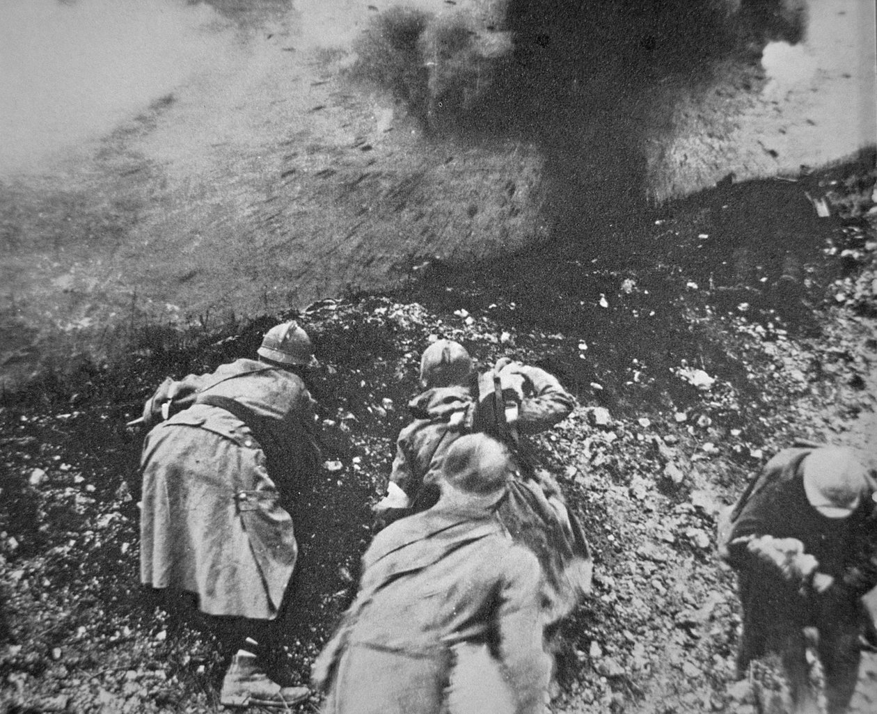 Franskt infanteri under beskjutning från tyskt artilleri under slaget vid Verdun av French Photographer