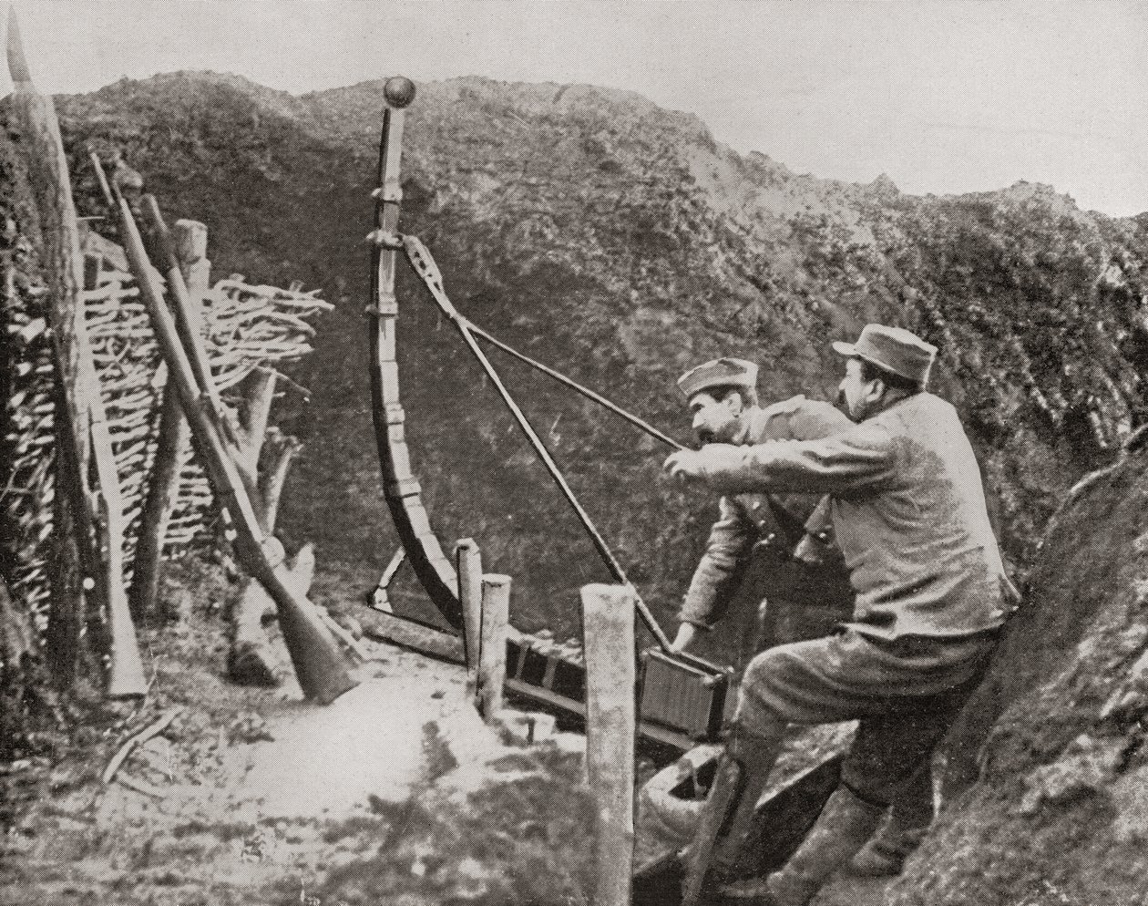 Franska soldater använder en katapult för att kasta bomber under första världskriget, från The Illustrated War News, 1915 av French Photographer