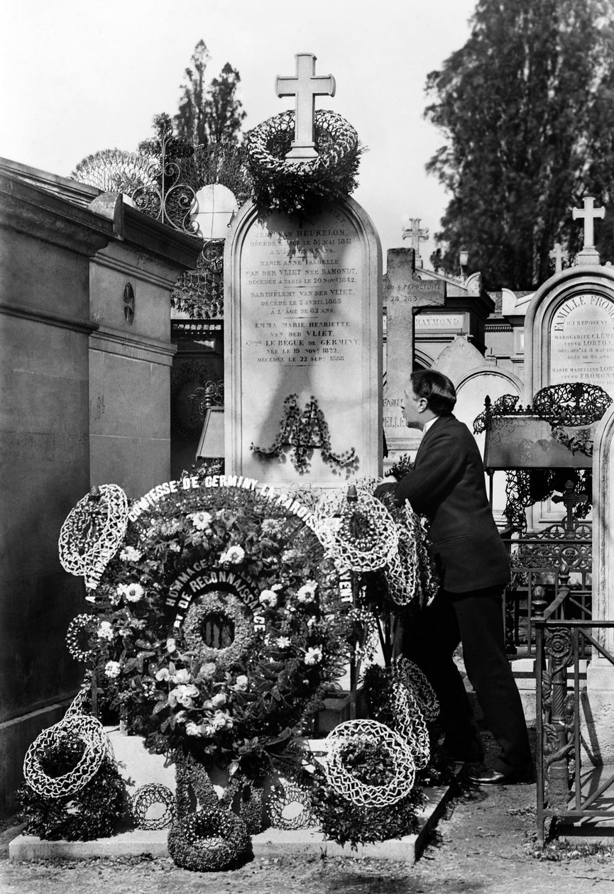 Begravningskronor och man samlad framför graven av Emma Van Der Vliet, grevinnan Le Begue De Germiny (1822-1888). Fotografi sent 1800-tal. Ducos samling. av French Photographer