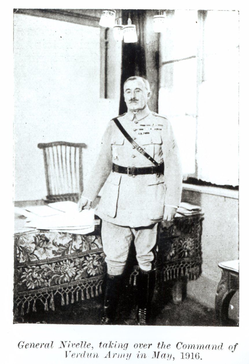 General Robert Nivelle (1856-1924) tar över befälet över armén vid Verdun, maj 1916 (bw foto) av French Photographer