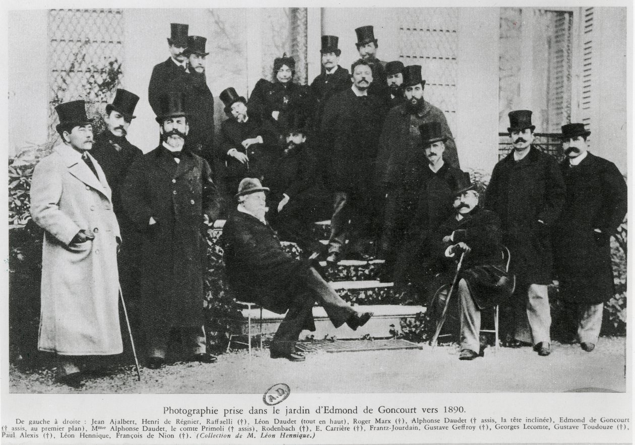 Grupp i Edmond Huot de Goncourts trädgård, ca 1890 av French Photographer