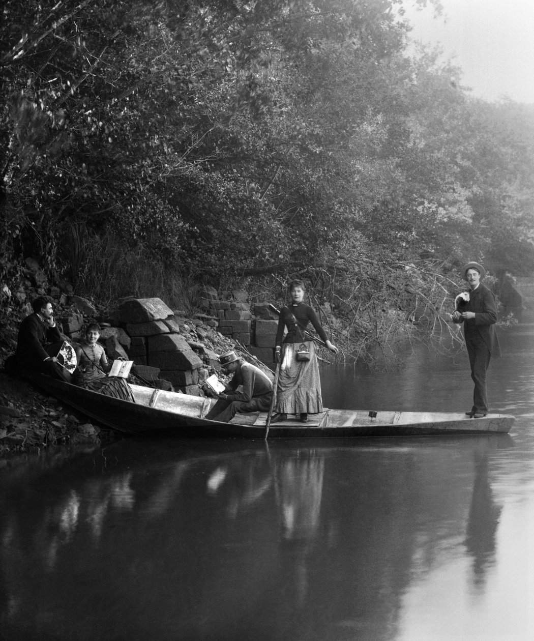 Grupp vänner, på en promenad, vilar på en båt. Fotografi sent 1800-tal. Ducos samling. av French Photographer