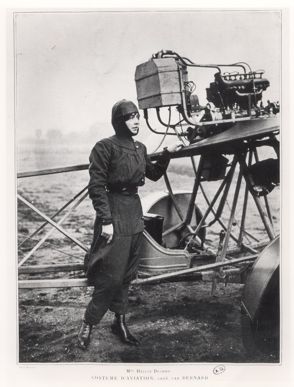 Helene Dutrieu (1877-1961) stående bredvid ett plan, före 1914 av French Photographer