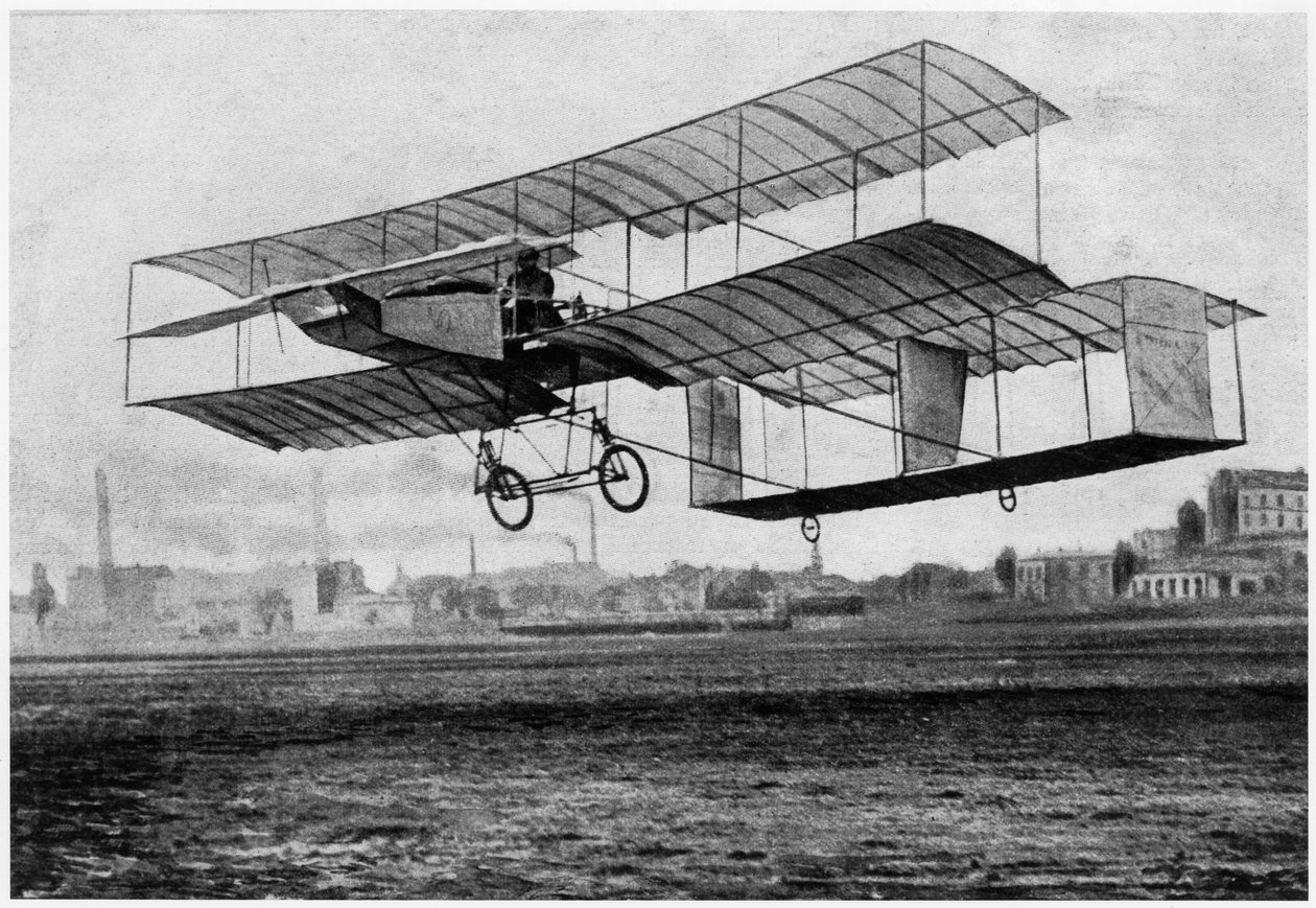 Henri Farman (1874-1958) vid Issy-les-Moulineaux i sitt plan Voisin-Farman 1, 1907 (fotolitografi) av French Photographer