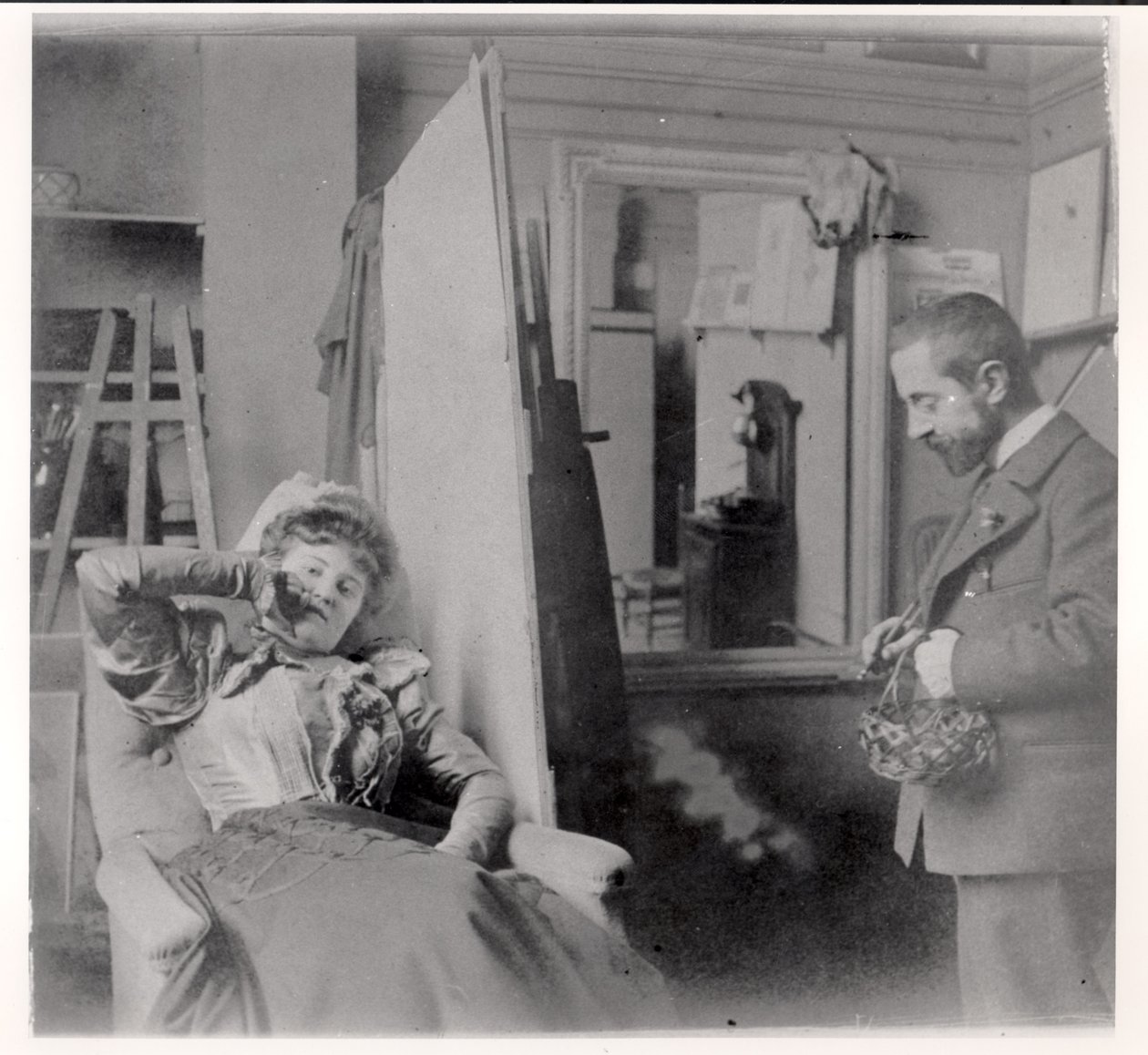 Henri de Toulouse-Lautrec (1864-1901) i sin studio med Misia Natanson av French Photographer