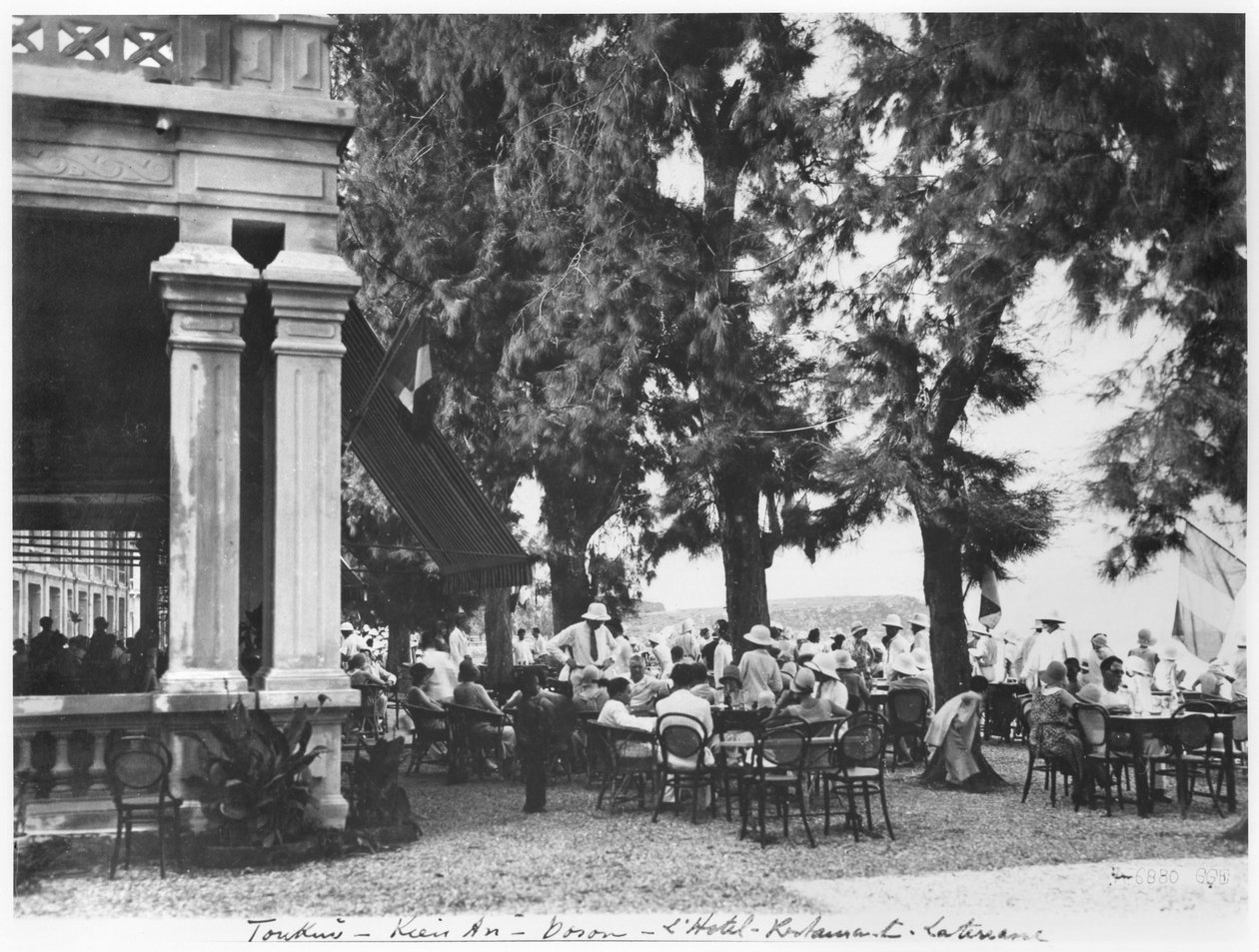 Hotellrestaurang i Kien an Doson, ca 1920 av French Photographer
