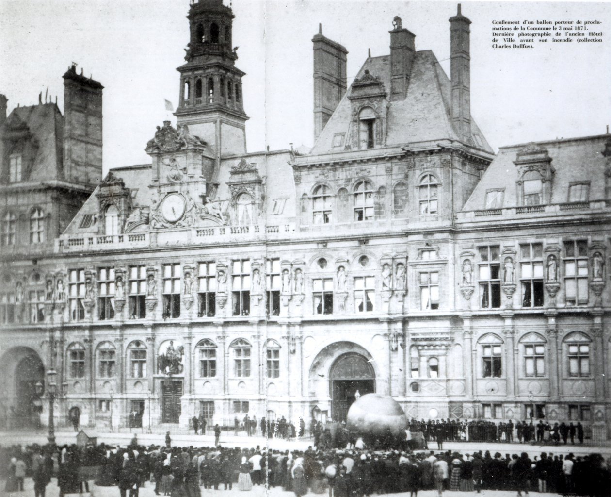 Uppblåsning av en ballong med kommunens deklarationer fästade vid den utanför Hotel de Ville, Paris, 3 maj 1871. av French Photographer