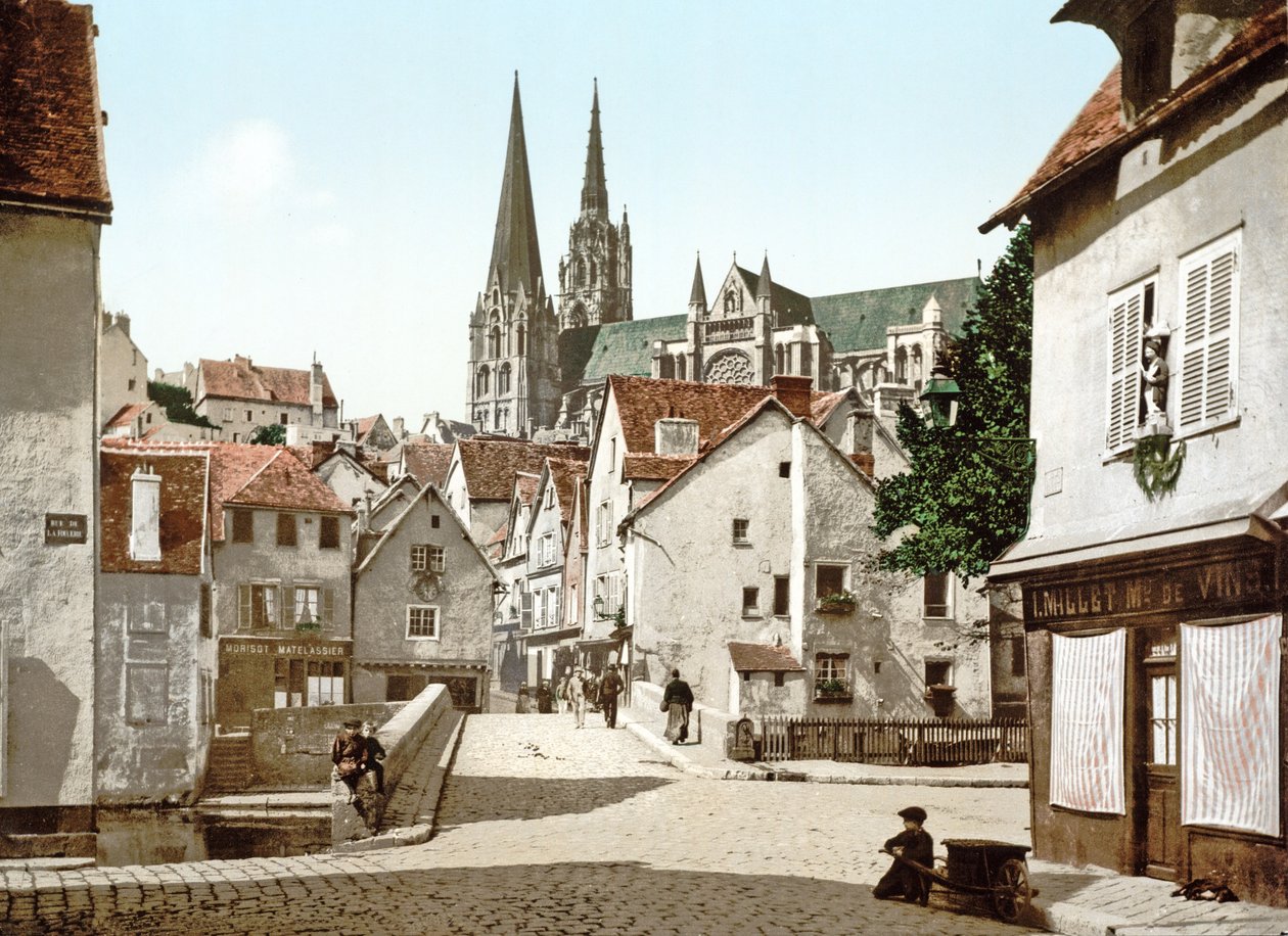 Tittar nedför en gata i Chartres med katedralen i bakgrunden, 1890-1900 av French Photographer