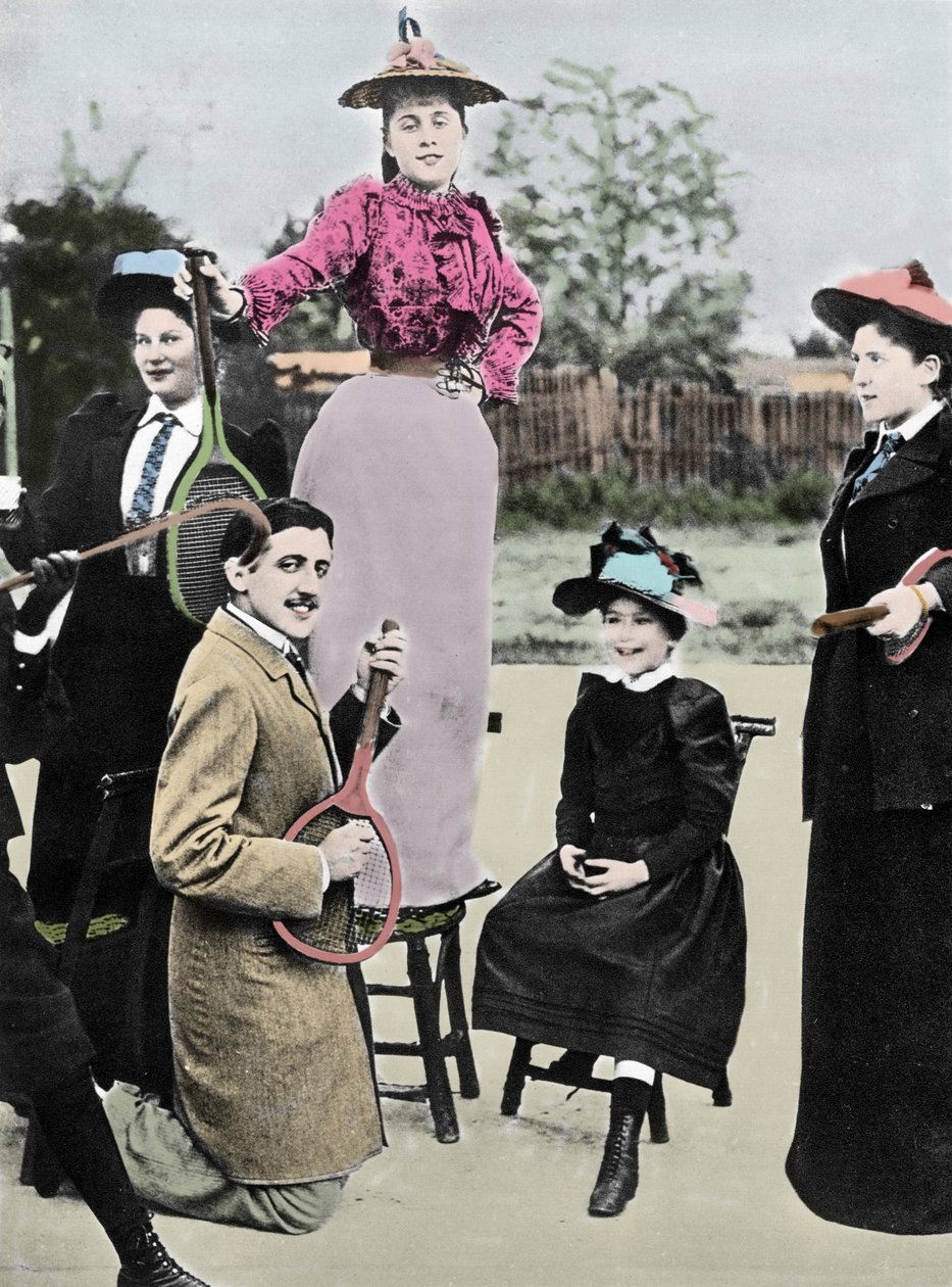 Marcel Proust Fransk författare mitt i en grupp unga kvinnor som spelar gitarr på en tennisracket, på tennisboulevarden Bineau i Paris, 1892 av French Photographer