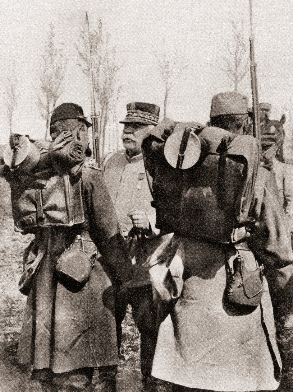 Marskalk Joseph Jacques Césaire Joffre inspekterar sina trupper, från The Illustrated War News, 1915 av French Photographer