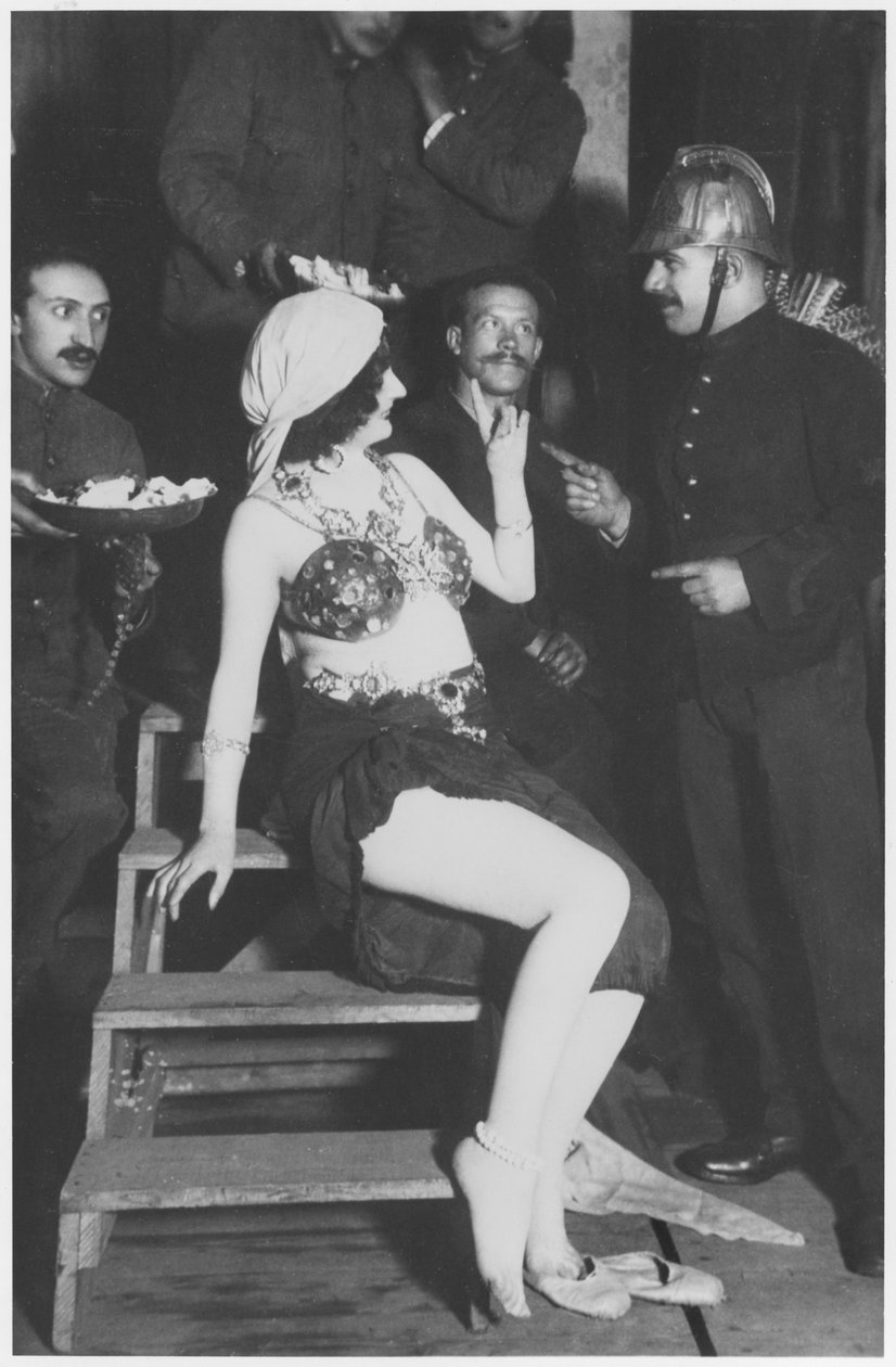 Mata Hari i kulisserna med en brandman, c.1905 av French Photographer
