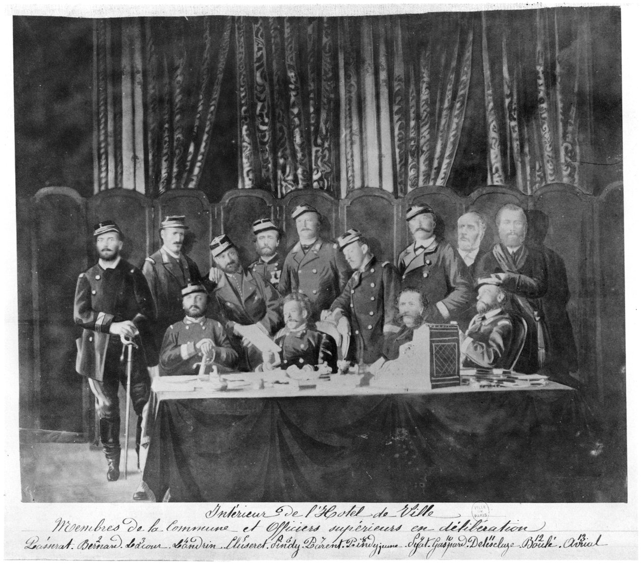 Medlemmar av kommunen på Hotel de Ville i Paris och fältofficerare som överlägger, 1871 av French Photographer