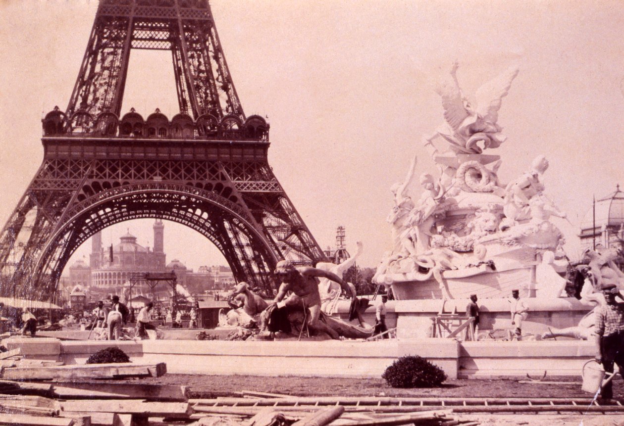 Män som bygger fontänen St. Vidal nära Eiffeltornet, c.1888 av French Photographer