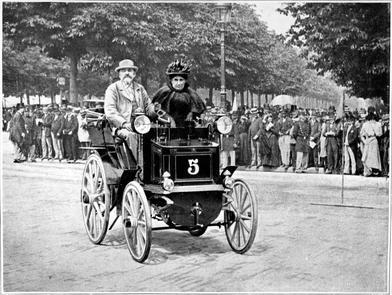 Herr och fru Levassor vid starten av loppet Paris - Bordeaux - Paris. av French Photographer