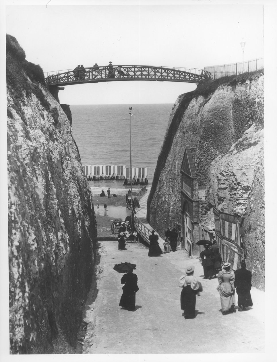 Newgate Gap, Margate, ca 1900 (bw-foto) av French Photographer