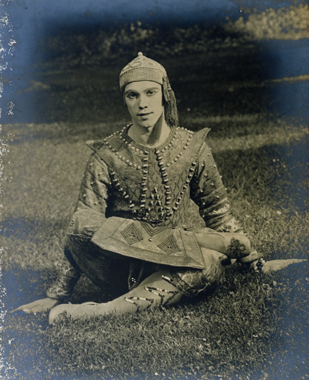 Nijinsky sitter med benen i kors, utklädd till prins Igor av French Photographer