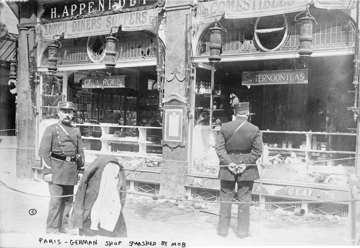 Paris, tysk butik krossad av pöbel, 1914 av French Photographer
