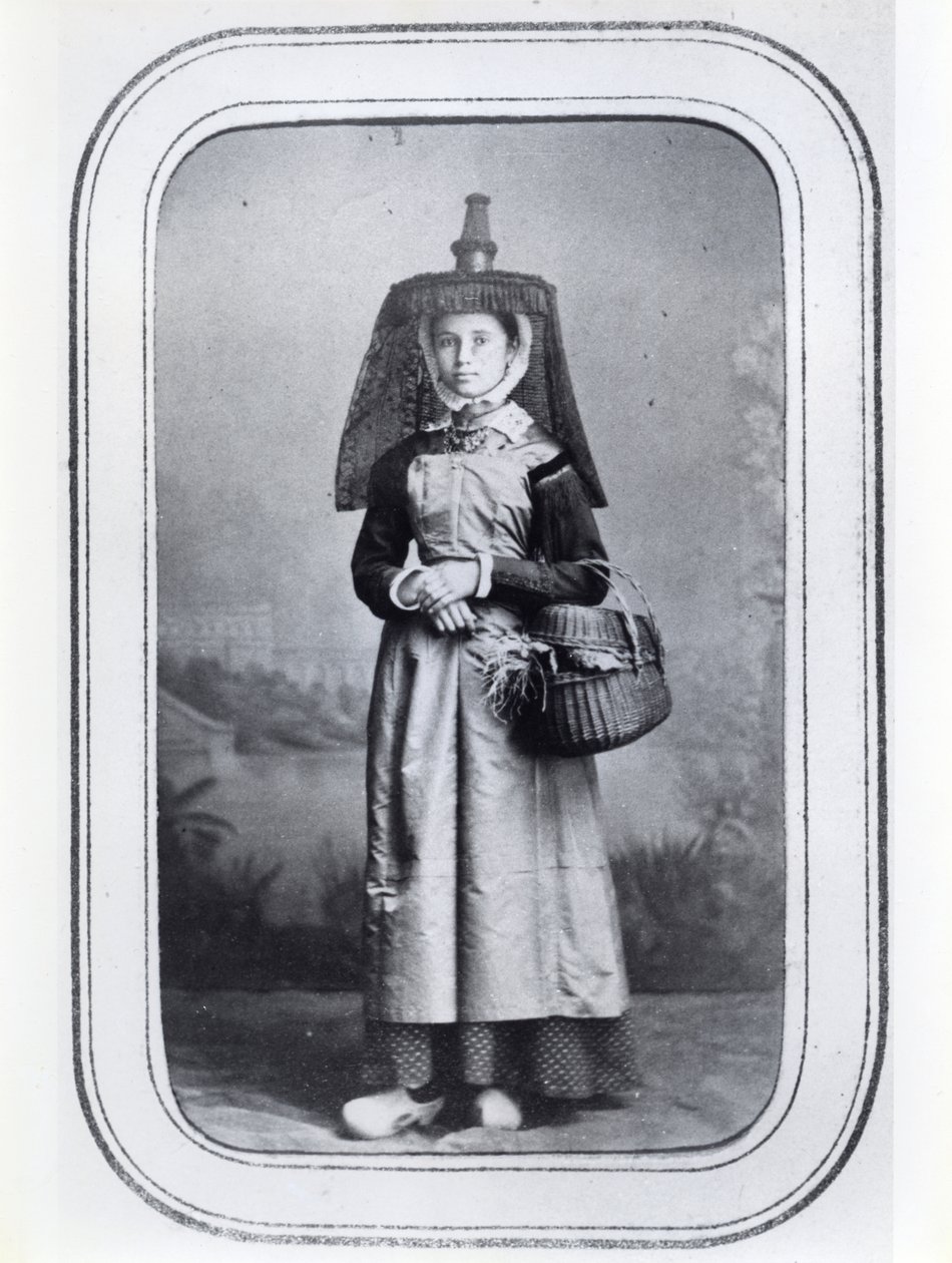 Fotovisitkort som visar fransk regional kostym, ca 1860-70 (s/v foto) av French Photographer