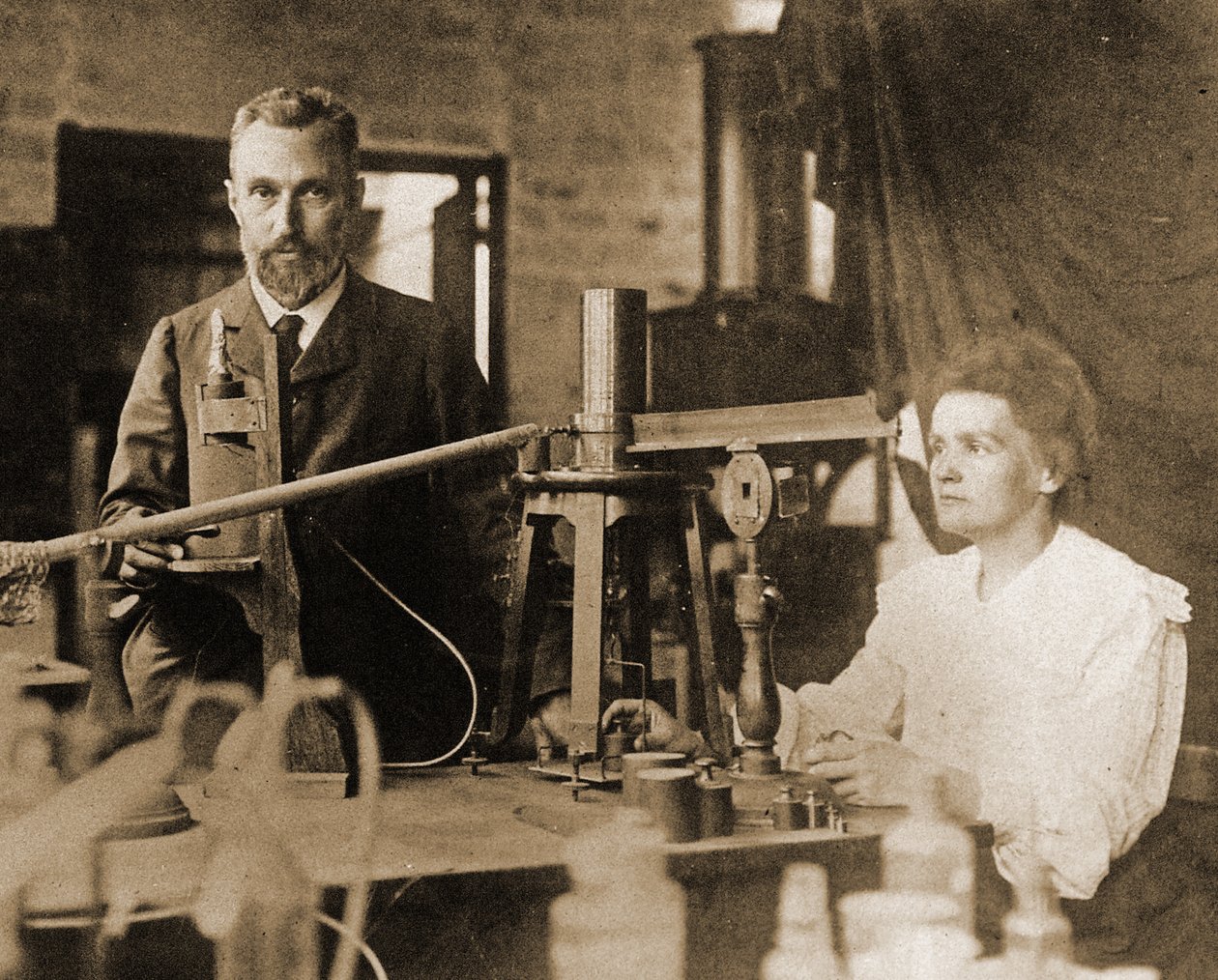 Pierre och Marie Curie i laboratoriet av French Photographer