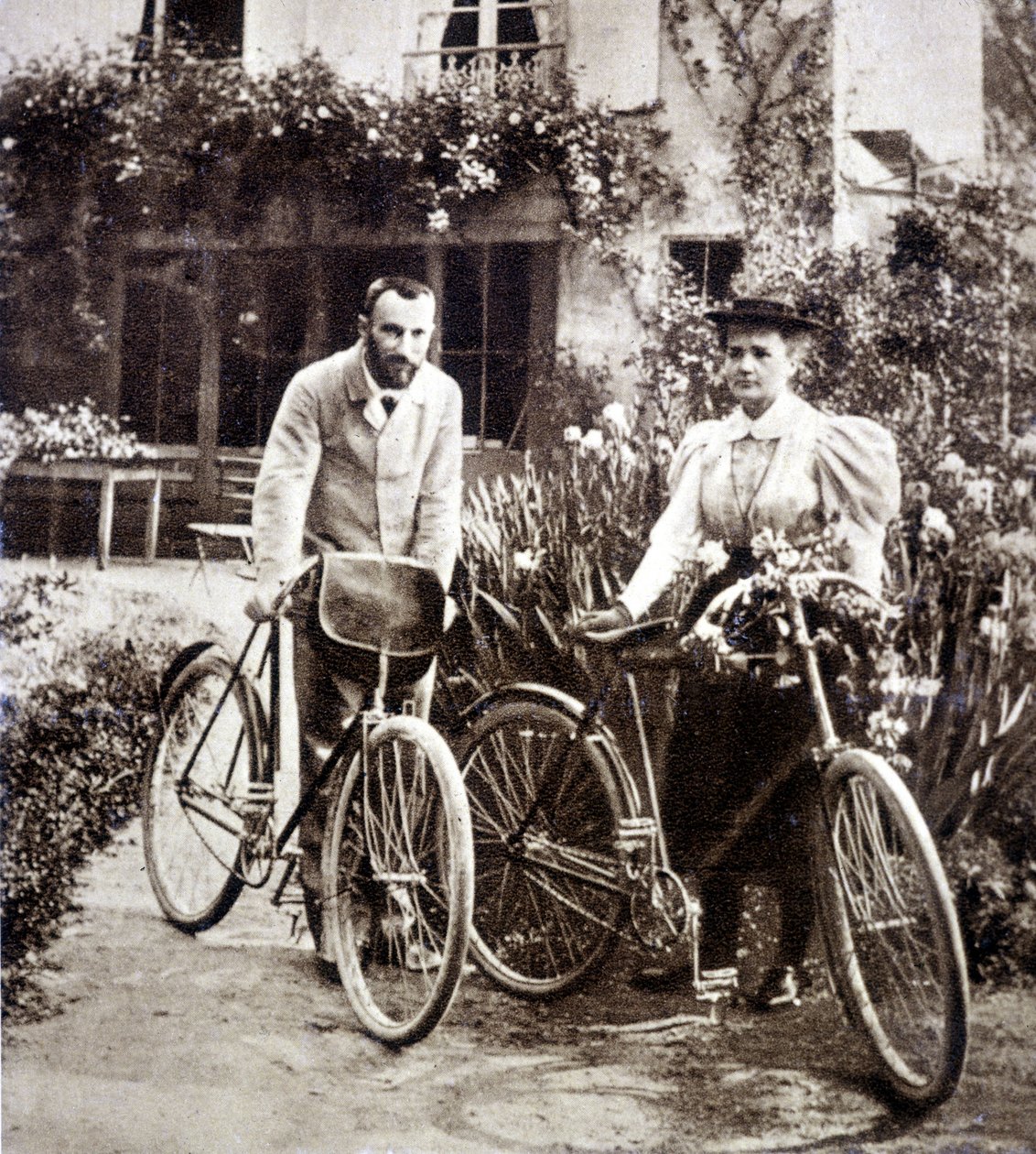 Pierre och Marie Curie i deras trädgård 1895 av French Photographer