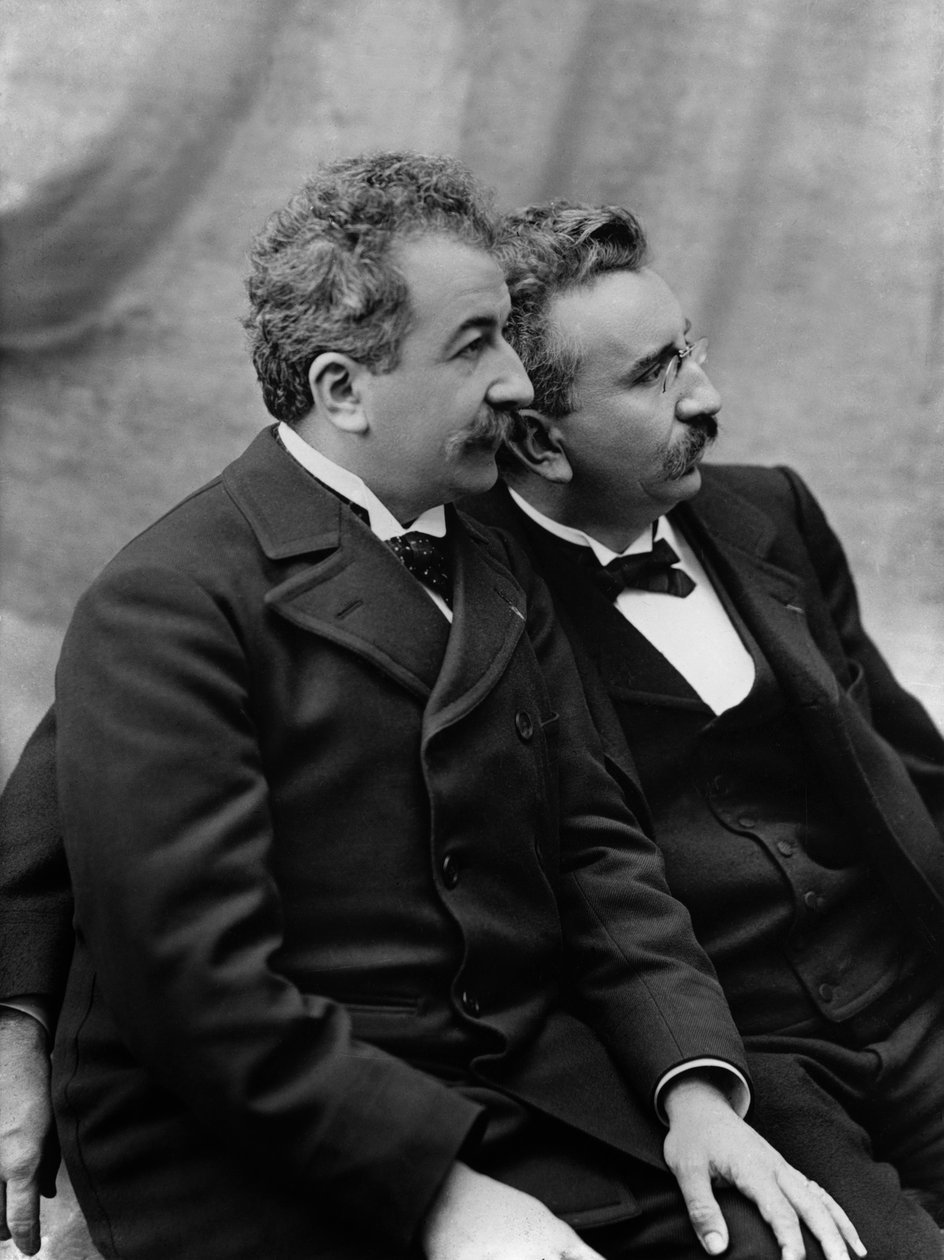 Porträtt av Auguste (1862-1954) och Louis Lumiere (1864-1948) ca 1920 (foto) av French Photographer