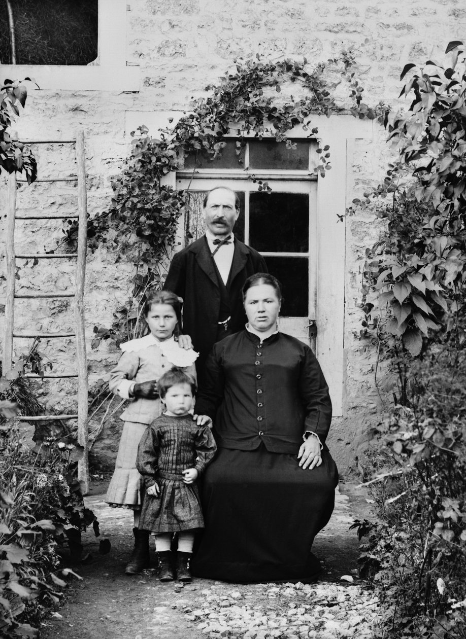 Porträtt av en familj i närheten av Bourmont en Haute Marne. Fotografi sent 1800-tal. Ducos samling. av French Photographer
