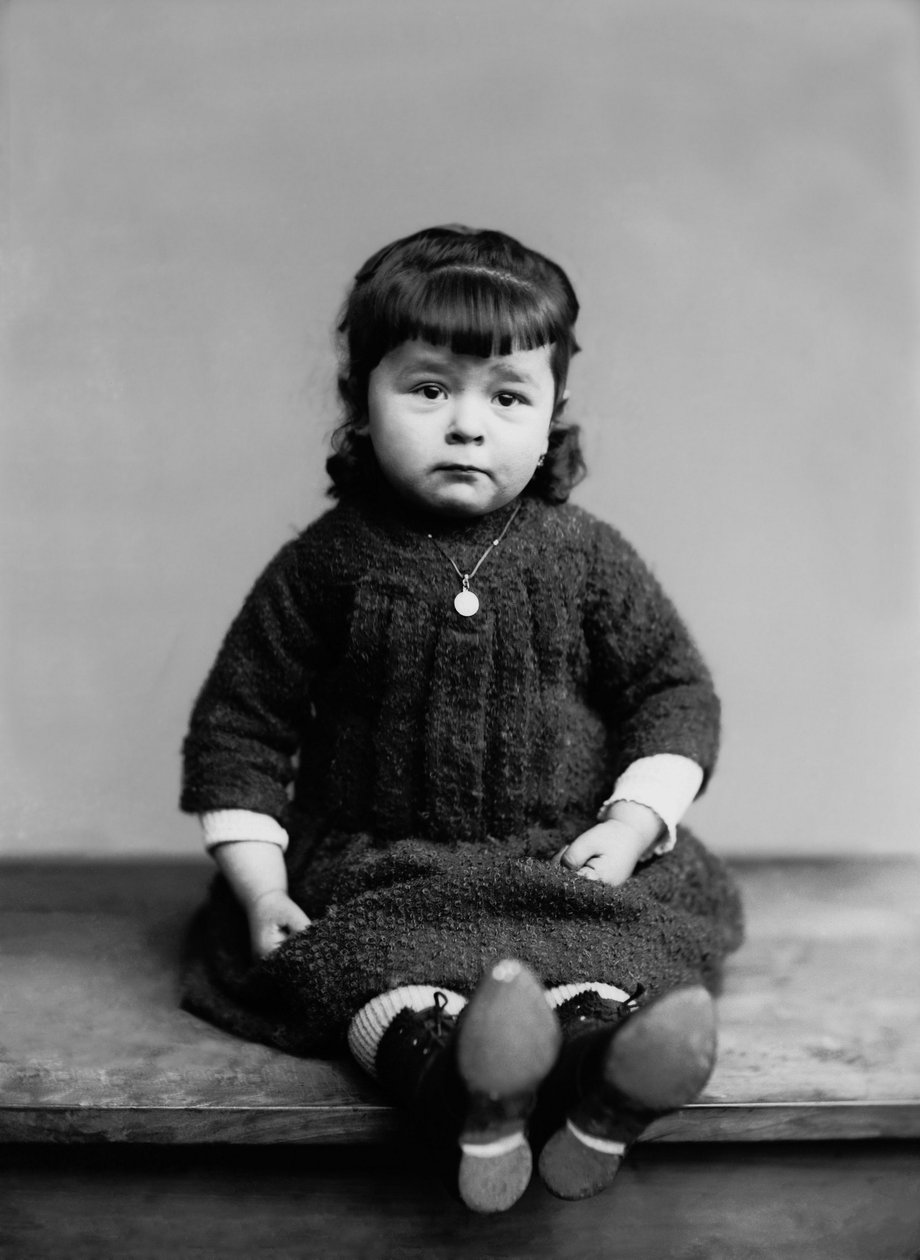 Porträtt av en liten flicka från Bourmont i Haute Marne, med sin dopmedalj. Fotografi sent 1800-tal. Ducos samling. av French Photographer