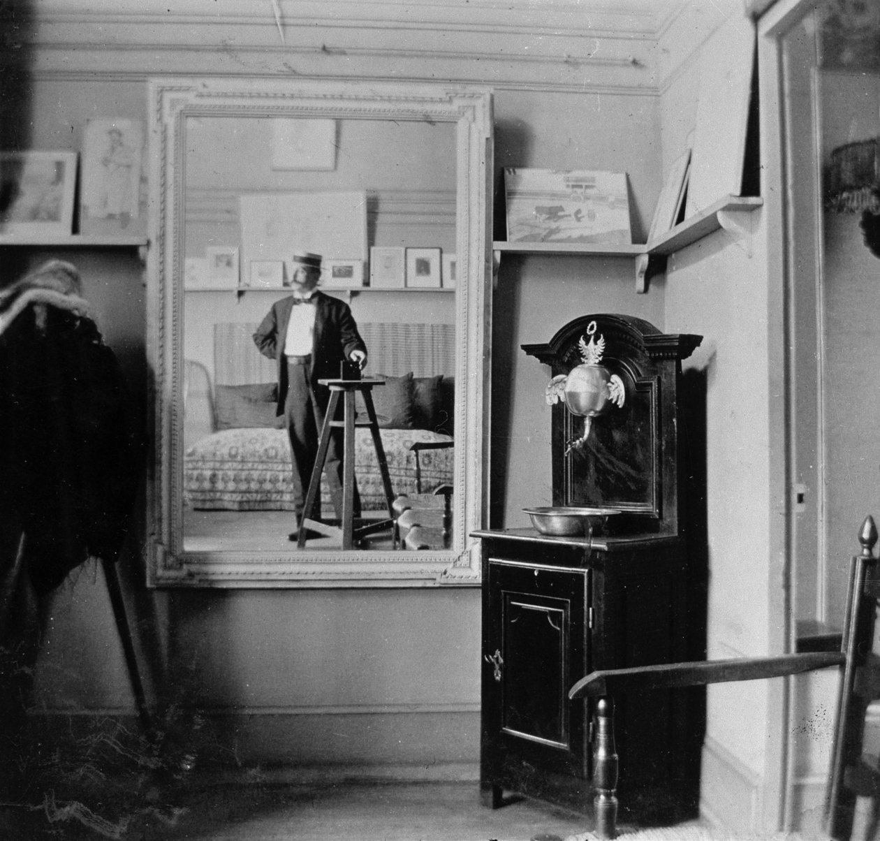 Porträtt av en fotograf i ateljén till Henri de Toulouse-Lautrec (1864-1901) av French Photographer