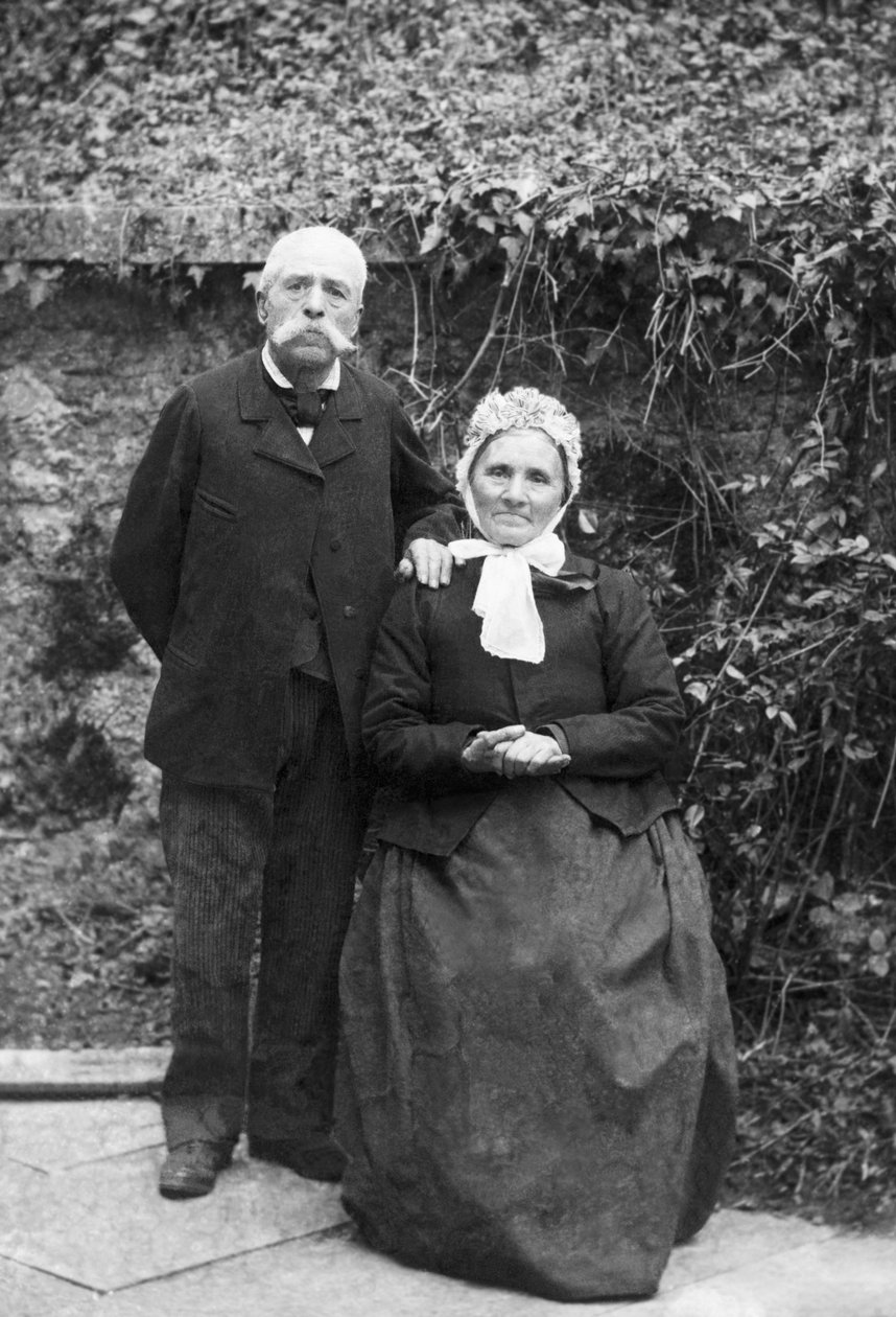 Porträtt av ett ålderspar, från omgivningarna av Bourmont i Haute Marne. Fotografi sent 1800-tal. Ducos samling. av French Photographer