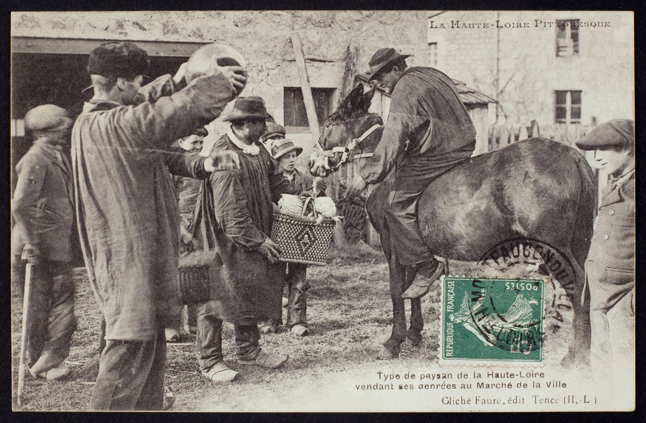 Vykort föreställande en bonde i Haute-Loire som säljer mat på marknaden, ca 1900 av French Photographer