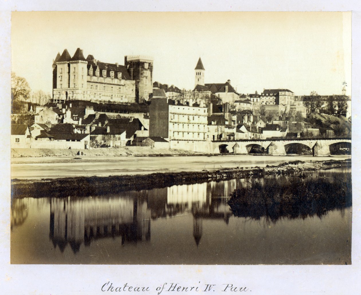 Vykort som visar det kungliga slottet i Pau där kung Henri IV av Frankrike och Navarra föddes den 13 december 1553, ca. 1900 av French Photographer