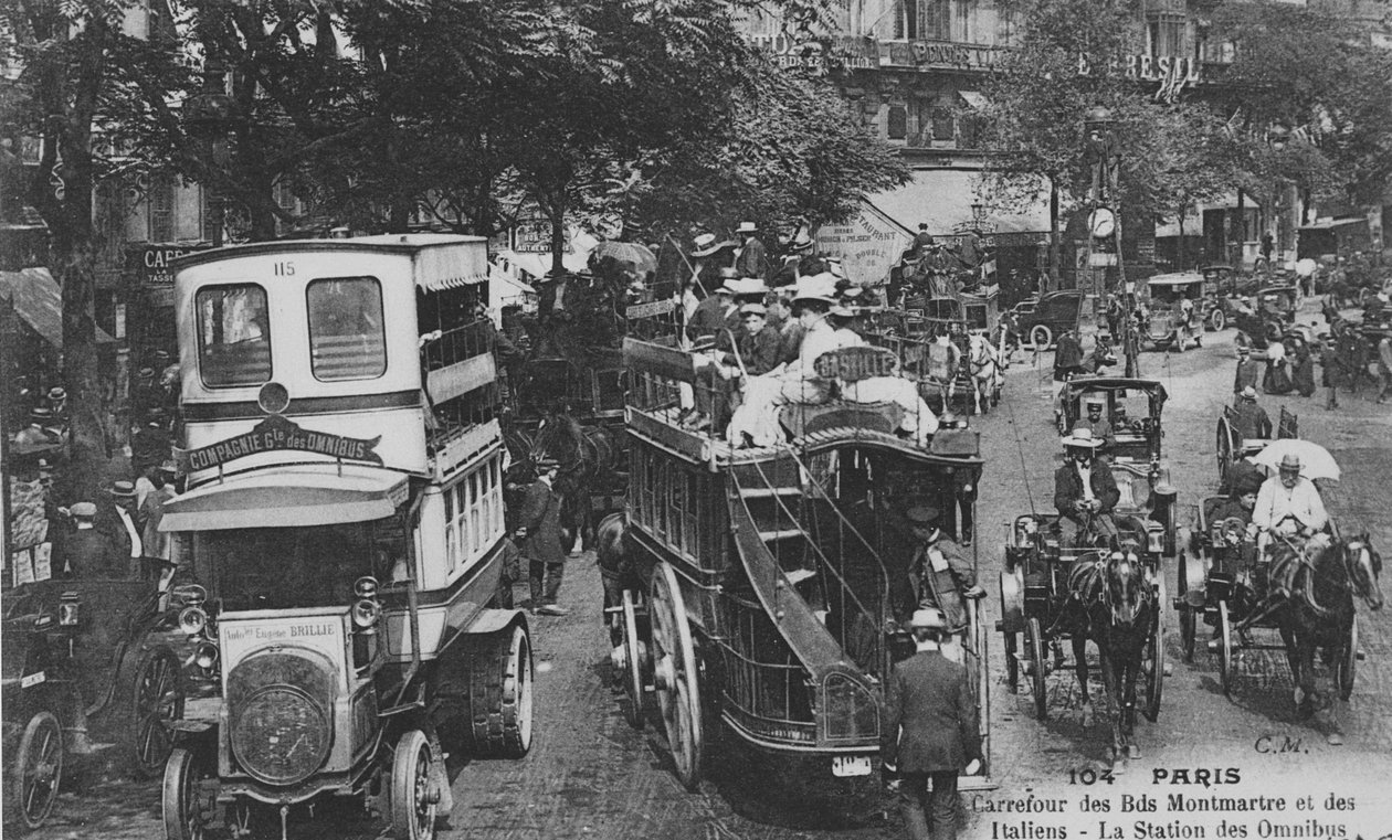 Vykort som visar en omnibusstation vid korsningen mellan Boulevard Montmartre och Boulevard des Italiens, Paris, 1905-10 av French Photographer
