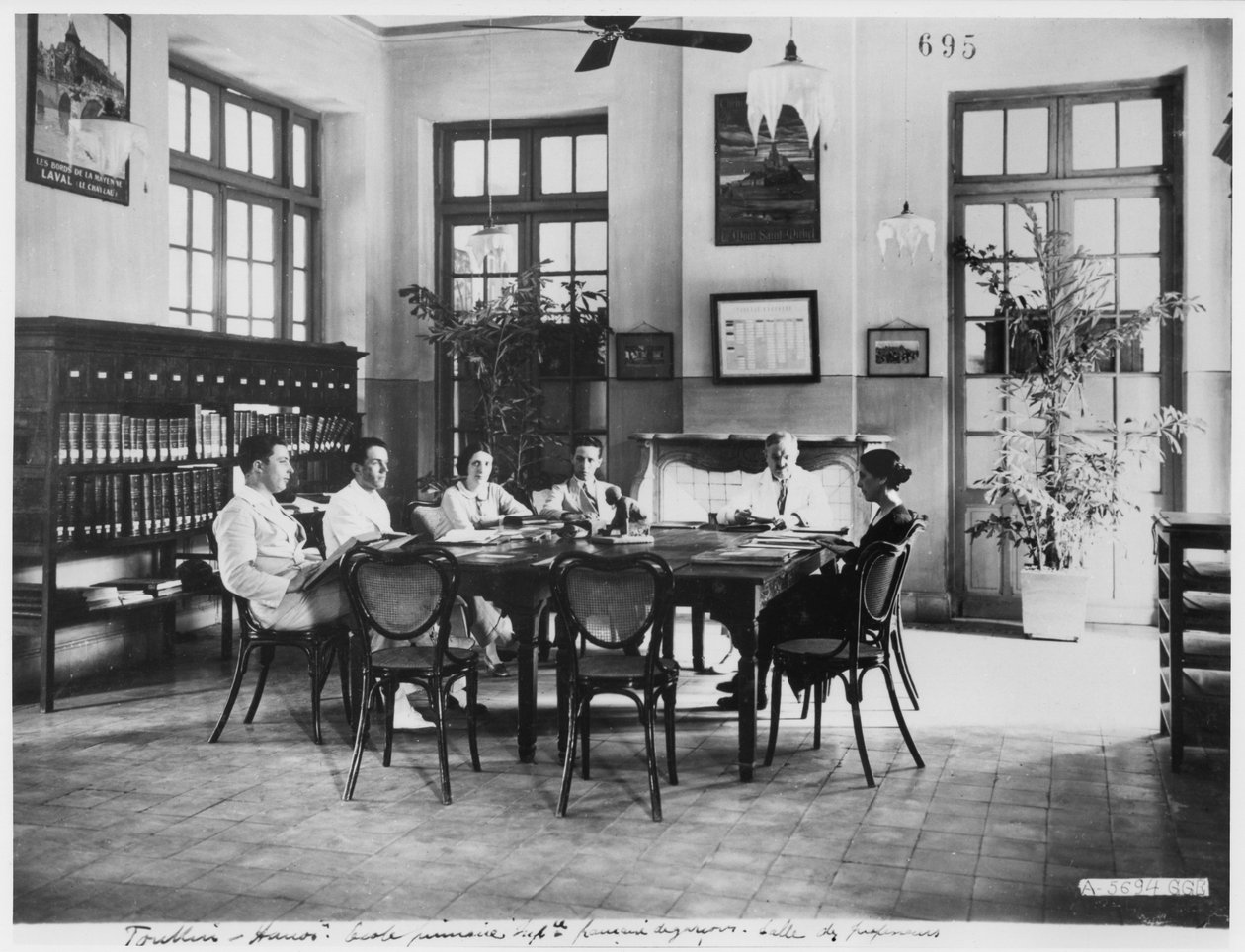Grundskola för pojkar i Hanoi, ca 1920 av French Photographer