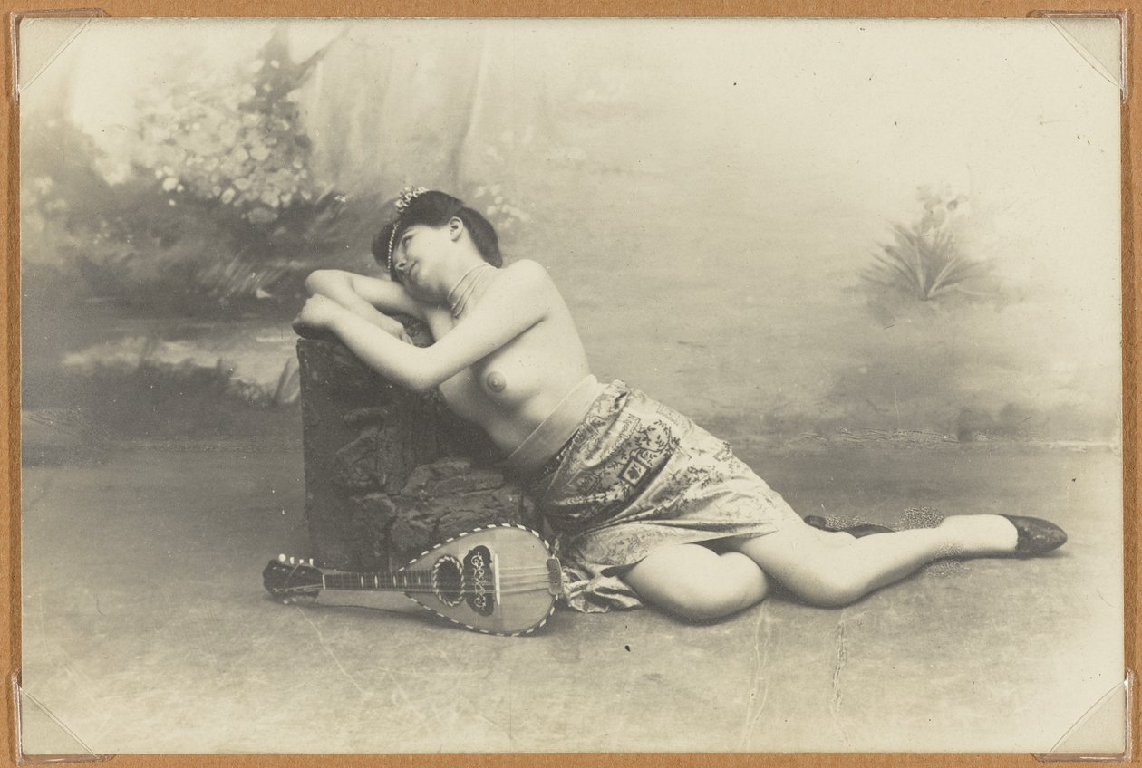 Liggande kvinna med mandolin, ca 1895 (silvertryck av gelatin) av French Photographer