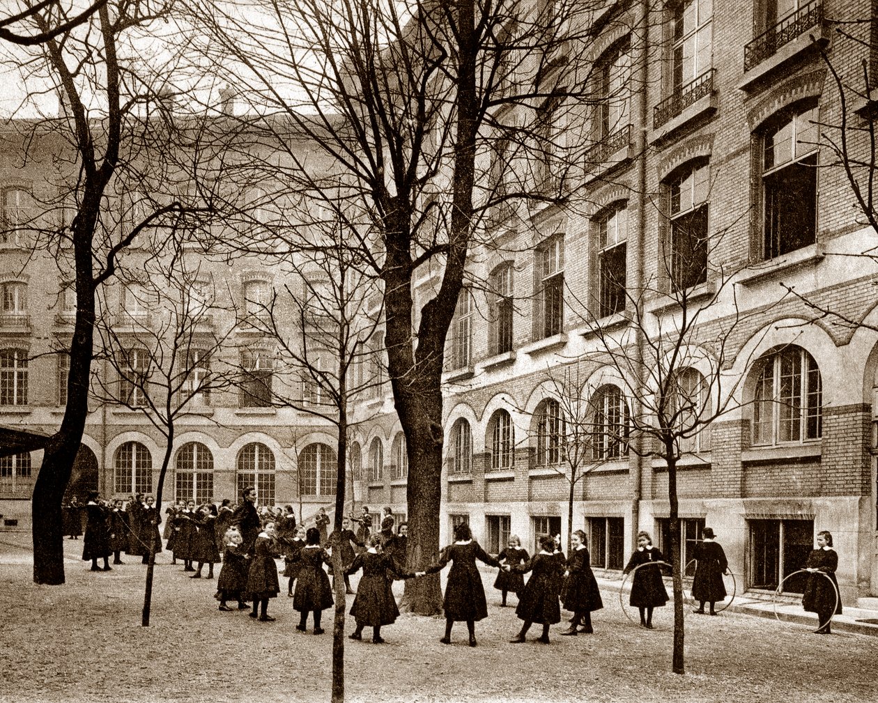 Fritidsdomstol vid Madame de Saissevals skola (Carcado - Saisseval) i Paris i slutet av artonhundratalet, före 1900 (s/v foto) av French Photographer