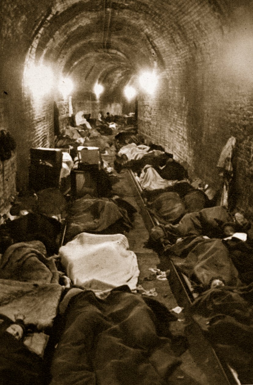 Invånare i Le Havre söker skydd i tågtunnlarna, september 1940 av French Photographer