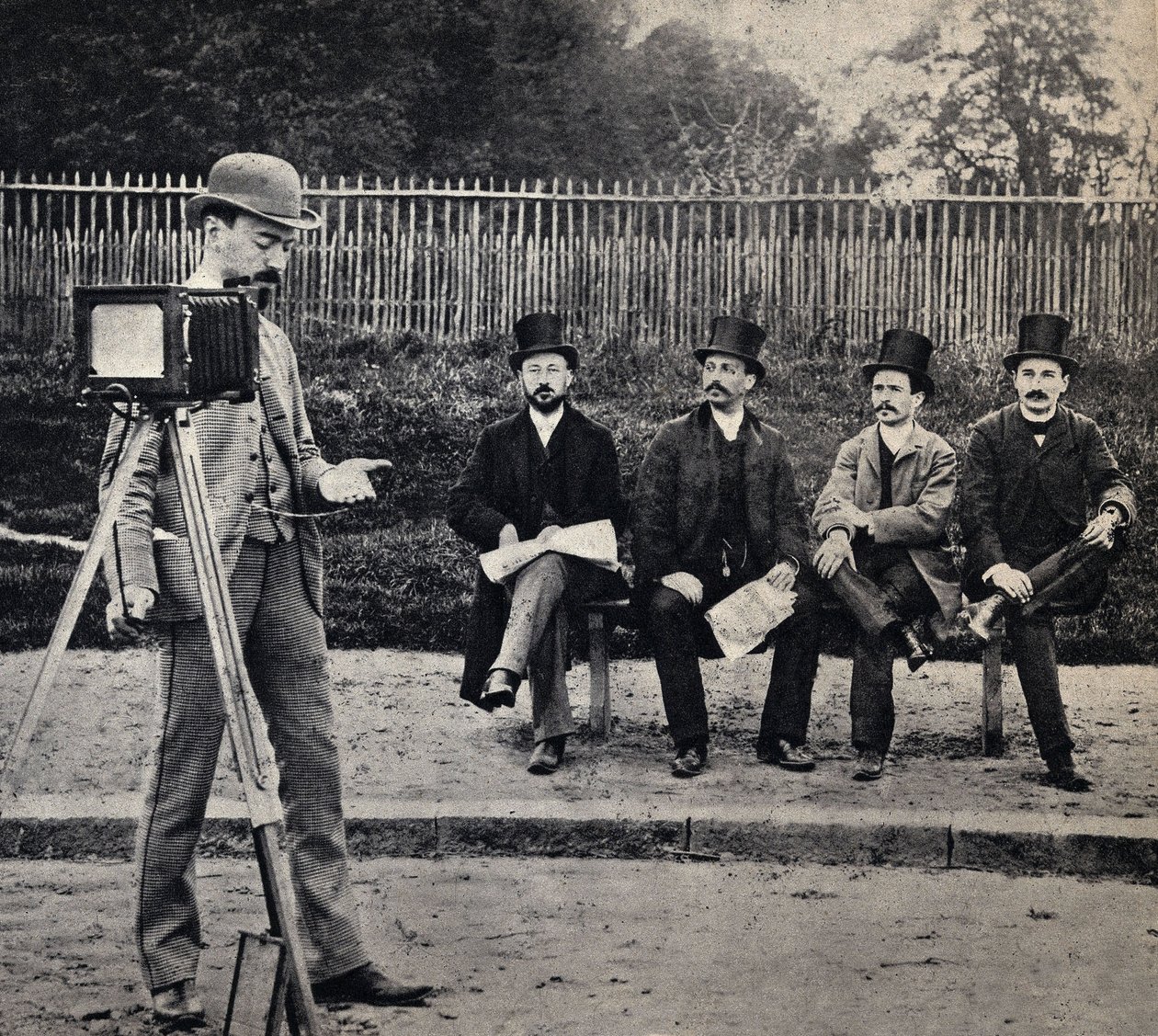 Scen från en fotografs liv, ""fotografen fotografering"". Fotografi, sent 1800-tal, Paris. Coll. Selva. av French Photographer