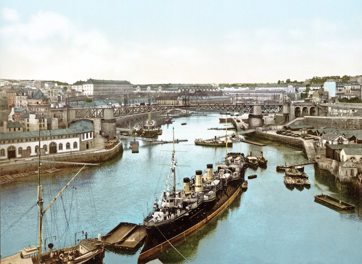 Fartyg förtöjda vid Penfeldfloden, Brest, 1890-1900 av French Photographer