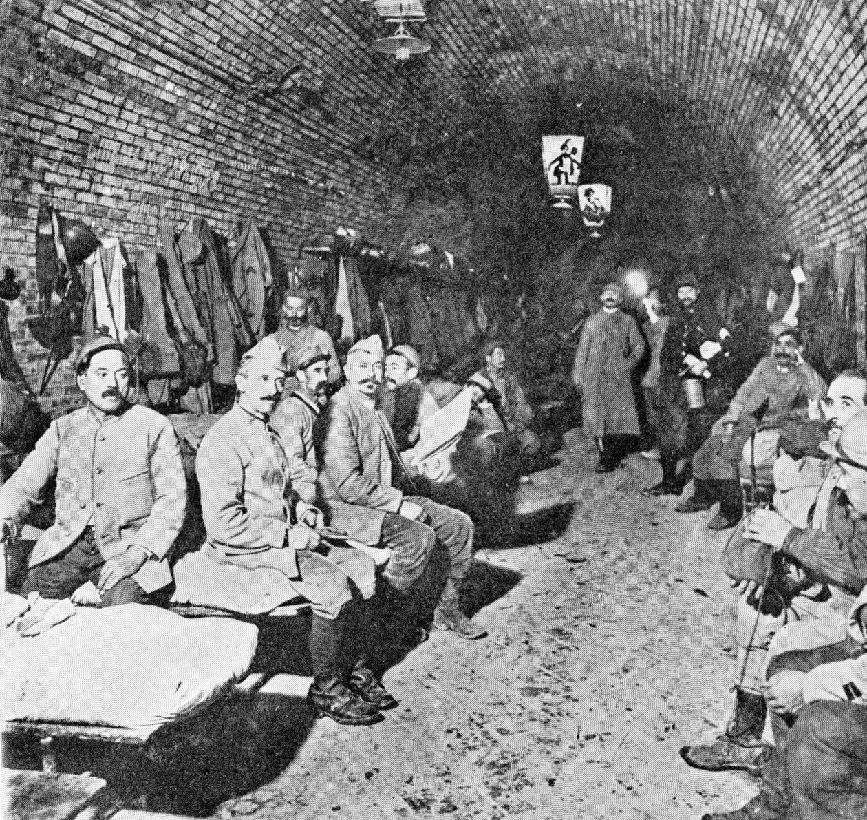 Sovkvarter i Douaumont Fort, ca 1916 (bw foto) av French Photographer